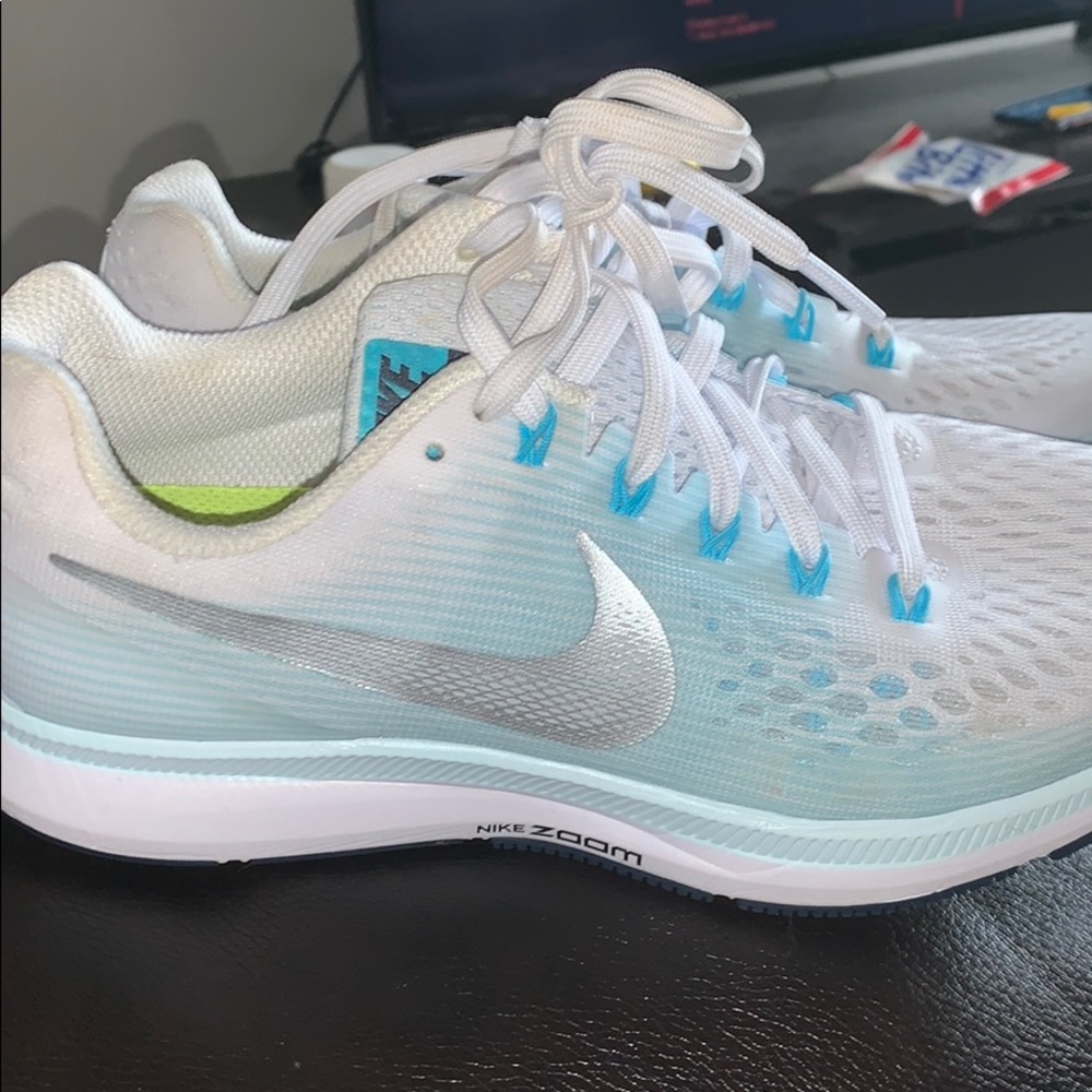 Women Nike zooms size 8 like new